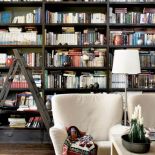 Regały na książki wyglądają na starsze, niż jest w rzeczywistości.