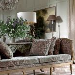 Rekamiera obita wzorzystą tkaniną. Zameczek dla dwojga