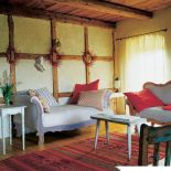 Rekamierka w stylu rustykalnym. Rzeźbiona rama z postarzanego drewna.