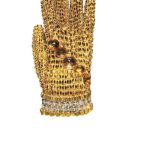 Rękawiczka wyszywana złotymi cekinami.