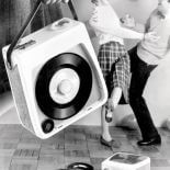 Reklama Swing Along – nowoczesnego, przenośnego radia i odtwarzacza płyt firmy Channel Master, lata 60. XX w., fot. FORUM