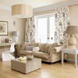 Renata urządziła salon polując na okazje: kanapa z wyprzedaży, konsole, stolik i lustro Decolor. Podobnie