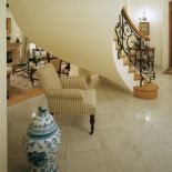 Repliki antycznych chińskich waz i meble nie zapełniają przechodzących jedno w drugie pomieszczeń, a tylko