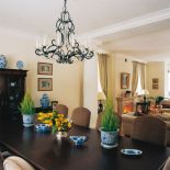 Reprezentacyjną część domu stanowi salon połączony z pokojem jadalnym i obszernym holem.