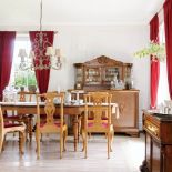 Reprezentacyjną część domu wypełniają stylowe kredensy (z giełdy w Słomczynie), ciężkie tkaniny, rozłożyste