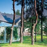 Rezydencja otoczona sosnami. Rezydencja pod sosnami