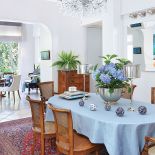 Rezydencja przypomina angielską posiadłość, choć mieści się w podwarszawskim Konstancinie. Elegancki i stylowo urządzony dom