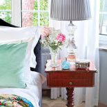 Rezydencja przypomina angielską posiadłość, choć mieści się w podwarszawskim Konstancinie. Elegancki i stylowo urządzony dom