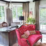 Rezydencja przypomina angielską posiadłość, choć mieści się w podwarszawskim Konstancinie. Elegancki i stylowo urządzony dom