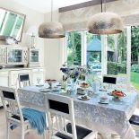 Rezydencja przypomina angielską posiadłość, choć mieści się w podwarszawskim Konstancinie. Elegancki i stylowo urządzony dom