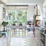 Rezydencja przypomina angielską posiadłość, choć mieści się w podwarszawskim Konstancinie. Elegancki i stylowo urządzony dom