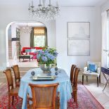 Rezydencja przypomina angielską posiadłość, choć mieści się w podwarszawskim Konstancinie. Elegancki i stylowo urządzony dom