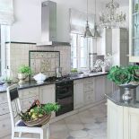 Rezydencja przypomina angielską posiadłość, choć mieści się w podwarszawskim Konstancinie. Elegancki i stylowo urządzony dom