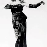 Rita Hayworth w filmie ?Gilda? zaraz zdejmie rękawiczkę.