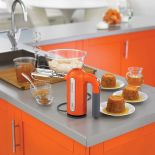 Nowoczesna kuchnia, ale sprzęt agd kolorowy i w stylu retro.