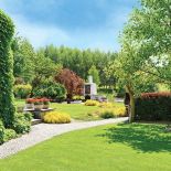 Rodzime jałowce nawiązują do włoskich cyprysów, które w polskim klimacie się raczej nie sprawdzają.