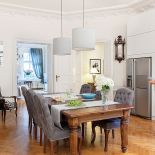 Rodzina bardzo lubi spotykać się przy dużym stole w jadalni. Stół jest dębowy, zrobił go znajomy stolarz z Radomia