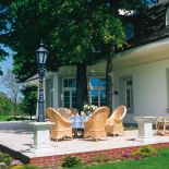 Rodzina najchętniej przesiaduje na tarasie na tyłach domu. Ocienia go, niczym wielki parasol, stary wiąz.