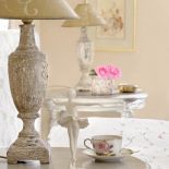 Rodzina regularnie wędruje po targach staroci, dlatego w domu jest pełno bibelotów.