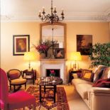 Rodzinne obrazy mają zawsze honorowe miejsce. Na kominku stoi portret prababki, a po lewej Kasia