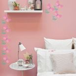 Romantyczna dekoracja ściany w sypialni lub salonie.