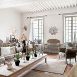 Romantyczne stylowe kanapy, fotele i ławka doskonale wpisują się we francuski styl salonu.