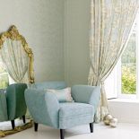 Romantyczne tkaniny od Osborne and Little, kolekcja Walk in the park . Fotel obito tkaniną za 404 zł/m.b., zasłony kosztują