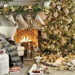 Romantycznie i elegancko. Kominek w świątecznej oprawie