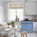 Romantyczny kącik na popołudniową herbatkę. Stary fotel dostał nowy pokrowiec w kratkę, a zydelki pasiaste lniane siedziska.