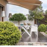 Rosną tu sosny, jodły, kosodrzewiny i modrzewie. Jest też własny dąb i przed domem kilka brzóz.