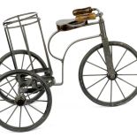 Rower damski z bagażnikiem, z 1870 r. Fot. Shutterstock.com