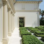 Równo przycięte krzewy laurowe. Klasyczna rezydencja we włoskim stylu