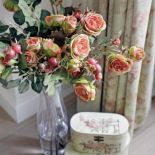 Róże świetnie komponują się ze stylem w którym zostało urządzone mieszkanie.