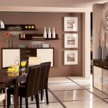 Rozkładany stół Chili ma drewniany blat pokryty szkłem (1589 zł). Krzesło ze skóry Bycast kosztuje 319 zł. SALONY MOŚCICCY