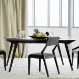 Rozkładany stół Manifi (1499 zł) pomieści nawet dziesięć osób. Do kompletu krzesła (od 499 zł/szt.) i ława (849 zł).