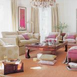 Różne wzory zestawione w jednym salonie. I wcale się nie gryzą . Piaskowa tkanina w kwiaty - kolekcja Areia Verde