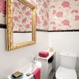 Różowy to ulubiony kolor właściciel, dlatego pojawia się nawet w kuchni.