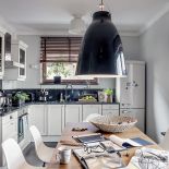 Rozsuwany jednym palcem stół marki Calligaris oraz krzesła Eamesów.