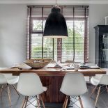 Rozsuwany stół marki Calligaris oraz krzesła Eamesów.