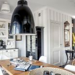 Rozsuwany stół marki Calligaris oraz krzesła Eamesów. Ponadczasowa aranżacja.