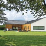 Ruda elewacja z modrzewia syberyjskiego spowodowała, że zlewa się z przyrodą.