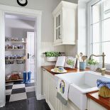 Rustykalna elegancja z pałacową posadzką i lodówką glamour. Do tego ciepłe drewno i swojskie ceramiczne