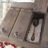 Rustykalna skrzynka z klapkami może służyć jako pojemnik na sztućce. Atelier Brocante