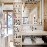 Rustykalno-skandynawska, ale nadal góralska łazienka. Meble z drewna świerkowego. Drewniana zabudowa pasuje do