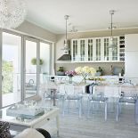 Rustykalny klimat wnętrza uzyskano m.in. przez położenie na podłodze ryflowanych paneli ze starzonego dębu.