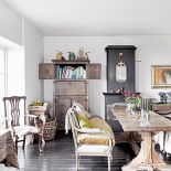 Rustykalny stół został po dawnych właścicielach. Inspirowane barokiem krzesła są z rodzinnego domu Kristine w Danii.