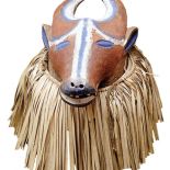 Rytualna maska zwierzęca. Fot. Medium