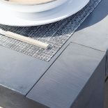 Rządzi tu prosty kolorystyczny klucz: kolor morza i piasku plus biel. Bez krzykliwych dodatków i wzorów. Jedyny deseń to