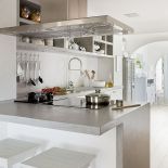 Rządzi tu prosty kolorystyczny klucz: kolor morza i piasku plus biel. Bez krzykliwych dodatków i wzorów. Jedyny deseń to