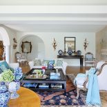 Rzeźba w salonie to archanioł z XVIII wieku i starsza o 100 lat świeta Magdalena.